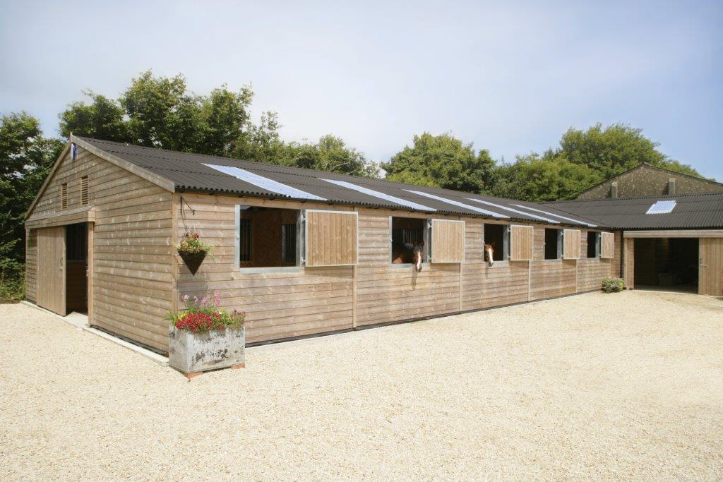 Top 5 Reasons to Choose Corrugated Bitumen Roofing for Garden Buildings